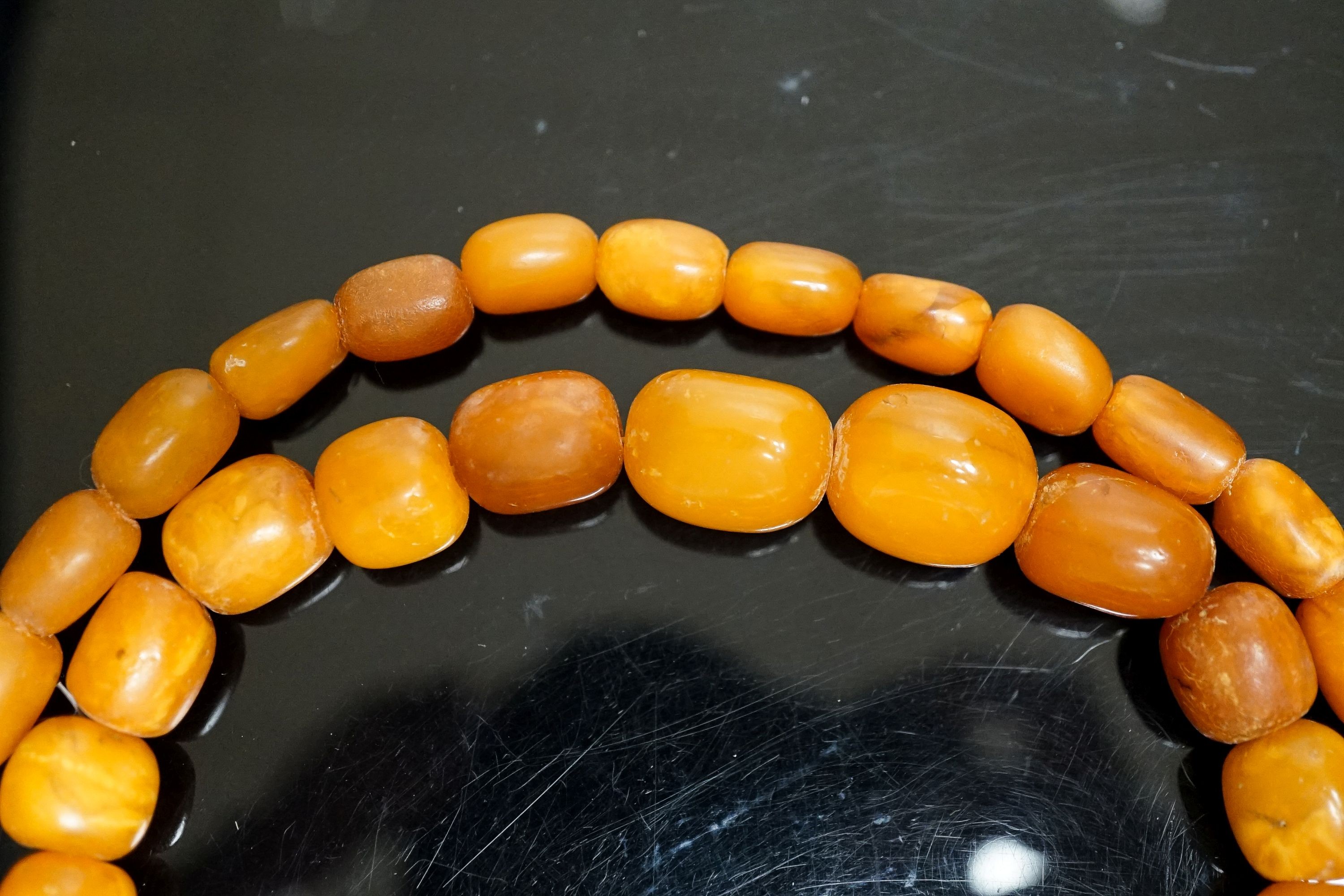 A single strand amber bead necklace, 82cm, gross 69 grams.